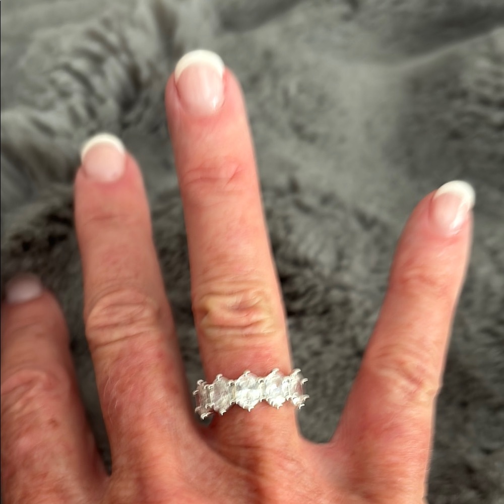 Kendra Scott silver ring size 6 only worn a few times. Great condition.